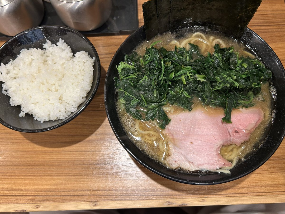 野方駅　輝道家さんの「ラーメン」

中盛ほうれん草トッピング＋ライスで頂きました。
塩っぱめのスープがライスやほうれん草にピッタリでモリモリ食べられます。

お試しを！

#輝道家　#ラーメン