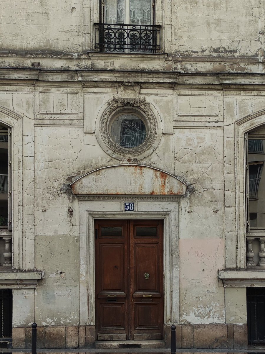 petitartmateur's tweet photo. Cet immeuble du 58 rue Notre-Dame-des-Champs a été construit en 1858 pour le statuaire François Jouffroy. Il y avait son atelier. On distingue sur le fronton de la façade "École des Hautes Études Sociales - École de Journalisme", présente ici de 1939 à 1944 #paris06 https://t.co/klhVCPIJQ7