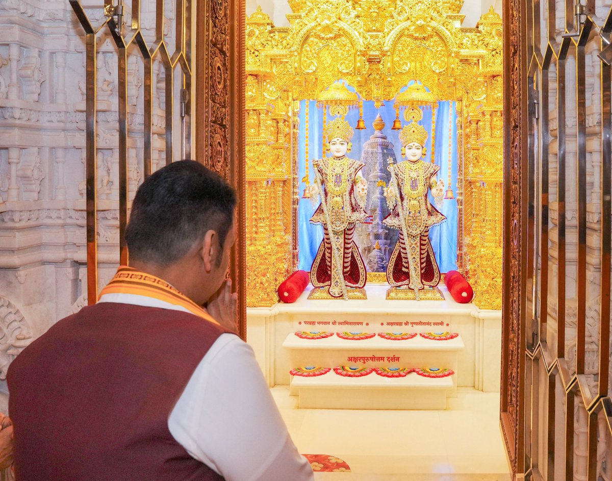 CMOMaharashtra's tweet photo. ।। जय श्री स्वामीनारायण ।। 

🛕 CM Devendra Fadnavis took darshan & blessings at BAPS Shri Swaminarayan Temple in Tapovan, Nashik. He prayed for the happiness and prosperity of all.

🛕 मुख्यमंत्री देवेंद्र फडणवीस यांनी आज तपोवन, नाशिक येथील बीएपीएस श्री स्वामीनारायण मंदिरात मनोभावे दर्शन घेत आशीर्वाद प्राप्त केले. यावेळी त्यांनी सर्वांच्या सुख-समृद्धीसाठी प्रार्थना केली.

🛕 मुख्यमंत्री देवेंद्र फडणवीस इन्होंने आज तपोवन, नासिक स्थित बीएपीएस श्री स्वामीनारायण मंदिर में भक्तिभाव से दर्शन कर आशीर्वाद प्राप्त किए। इस दौरान उन्होंने सभी के सुख-समृद्धि के लिए प्रार्थना की।

🕜 1.25pm | 5-4-2026📍Nashik | दु. १.२५ वा. | ५-४-२०२६📍नाशिक.

@Dev_Fadnavis @BAPS
#Maharashtra #DevendraFadnavis #Nashik