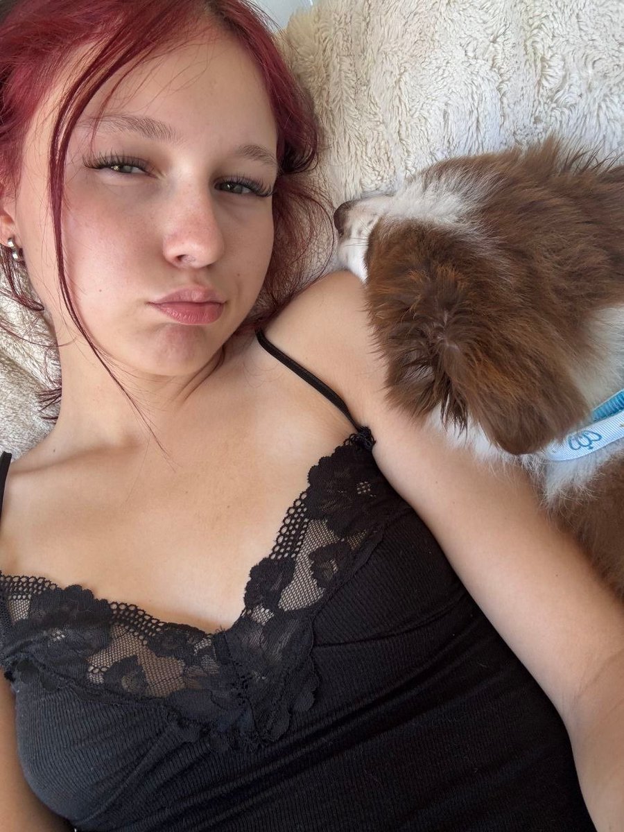 clumsyalice08's tweet photo. we're not getting up btw https://t.co/CNbfWF78Xx
