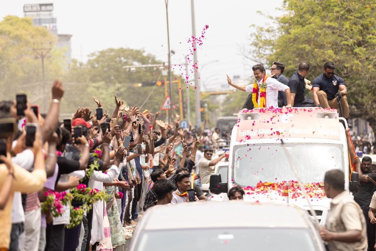 AadhavArjuna's tweet photo. புதுச்சேரி மாநிலத்தில் வரலாறு காணாத மக்கள் எழுச்சிக்கு மத்தியில் நேற்று தேர்தல் பிரசாரம் மேற்கொண்டார் நம் வெற்றித் தலைவர் அவர்கள். தமிழகத்தில் மட்டுமல்லாமல், புதுவையிலும் பொருந்தா கூட்டணி அமைத்து, கூட்டணிக்கும் நேர்மையில்லாமல் மக்களுக்கும் நேர்மையில்லாமலேயே ஆண்ட, ஆளும் கட்சிகளின் அரசியல் செய்து வருகிறார்கள்.

இந்நிலையில், கூட்டணி போன்ற போலி பிம்பங்களைப் புதுவை மக்கள் நம்பத் தயாராக இல்லை. மக்களுக்காக நேரடியாகக் குரல் கொடுக்கும் ஒருவர், மக்களோடு என்றும் நிற்கும் நம்பிக்கையான தலைவர், மக்களுடனான கூட்டணியை மாபெரும் மதிப்பாக ஏற்றுள்ள நம் வெற்றித் தலைவர் அவர்கள் வழிகாட்டும் தவெக-வை தேர்ந்தெடுக்கப் புதுவை மக்கள் தயாராகிவிட்டார்கள்.

புதுச்சேரியில் பேரழுச்சியுடன் மக்கள் திரண்டிருந்த காட்சி, நடக்கவிருக்கும் மக்களாட்சி மாற்றத்திற்கான சாட்சியாக மாறியுள்ளது. "எல்லோருக்கும் எல்லாம்" என்று நினைக்கும் நம் மக்கள் தலைவர் அவர்கள் வழிகாட்டும் தவெக தலைமையிலான ஆட்சி புதுச்சேரியிலும் அமையப்போவது உறுதி.
1/2