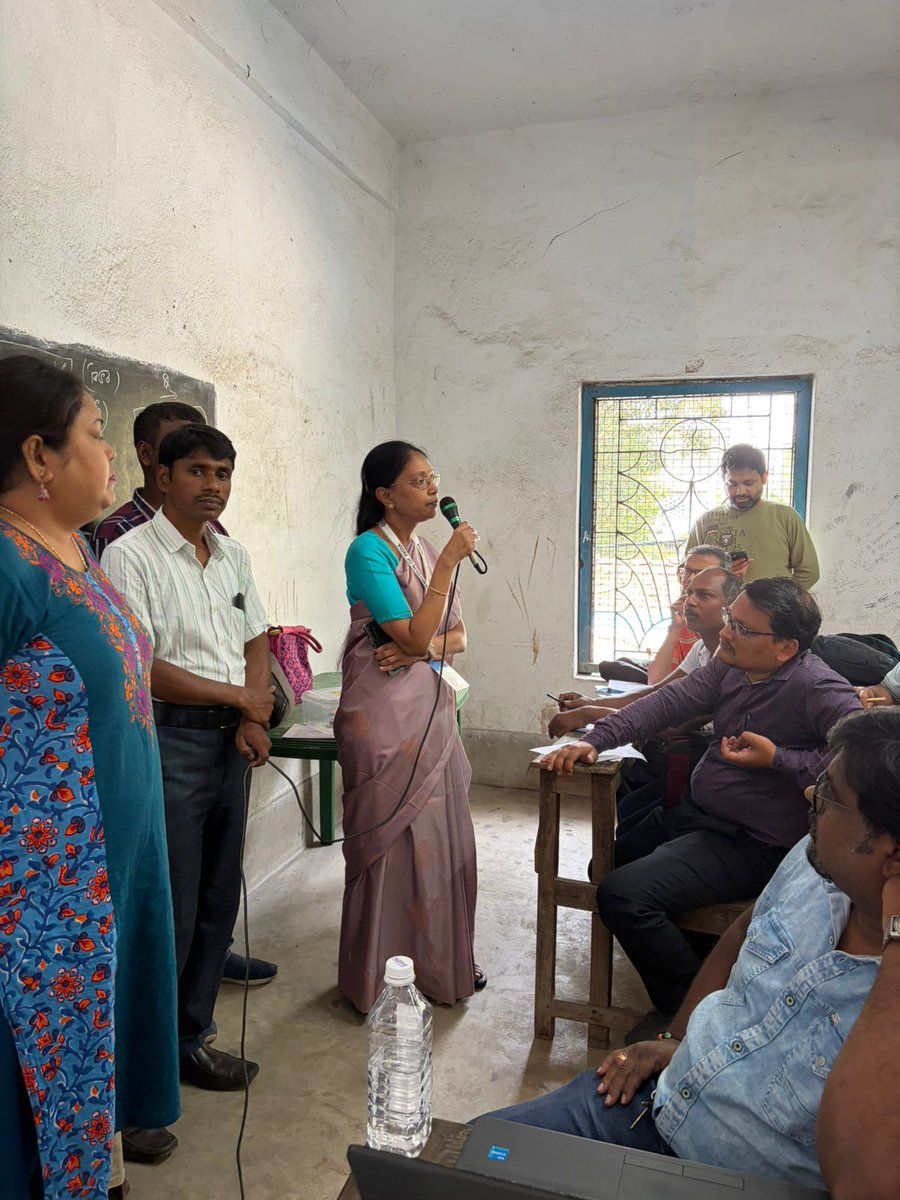 CEOWestBengal's tweet image. Hon'ble ECI Observer visiting and addressing the Polling Personnel to ensure free and fair election at 178 AC of Howrah district, West Bengal.
#WBLA2026 #Training
@ECISVEEP
@SpokespersonECI
@PIBKolkata
@airnews_kolkata
@sveephowrah