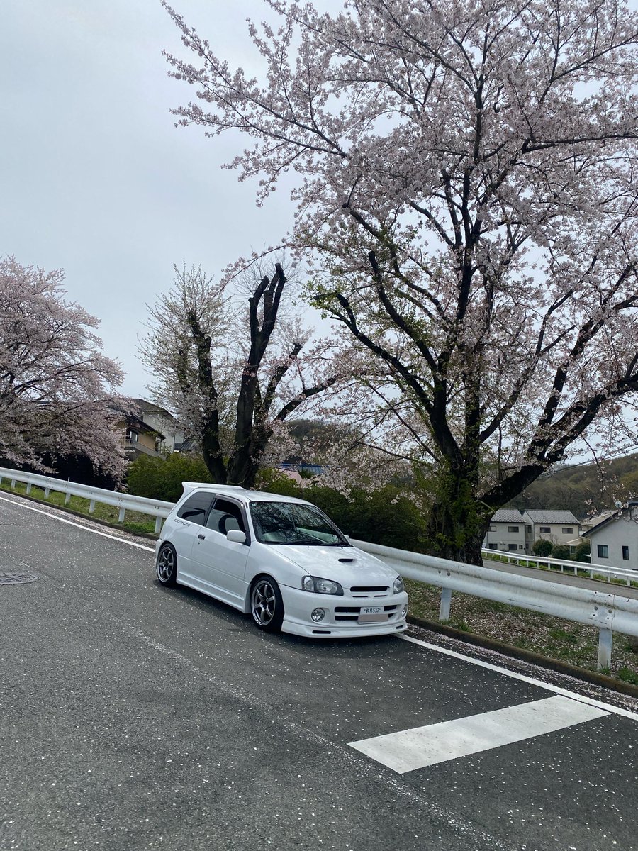 m_a14_to's tweet photo. 来年もこの車と、この場所でまた桜が見れますように🌸 https://t.co/Nu2JryzIJI