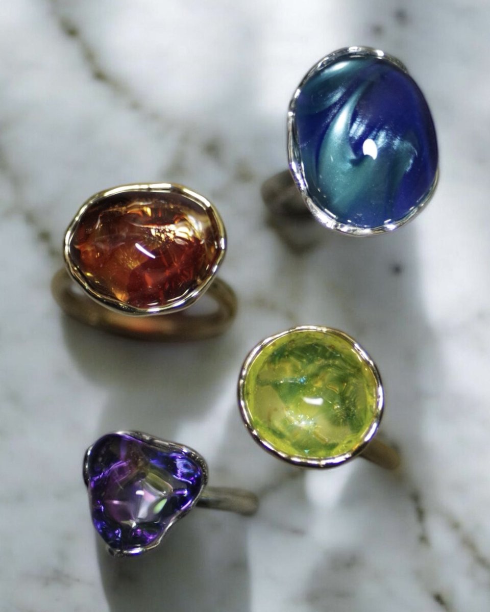 Utopiaの展示会まで、あと1ヶ月を切りました。

現実の中にありながら、日常から少し離れた不思議な空間を作ろうと思っています。

たくさんの人と一緒にその世界を共有できたら嬉しいです。  
ぜひ、遊びに来てください。