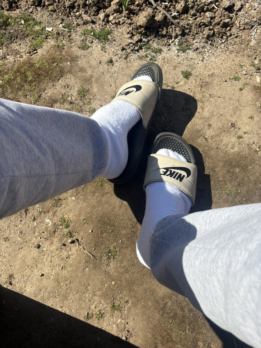 AdilCashmaster's tweet photo. La tenue du jour 
Survet Lacoste 
Claquette Nike 
Chaussette Nike https://t.co/dOB0GDI5sr