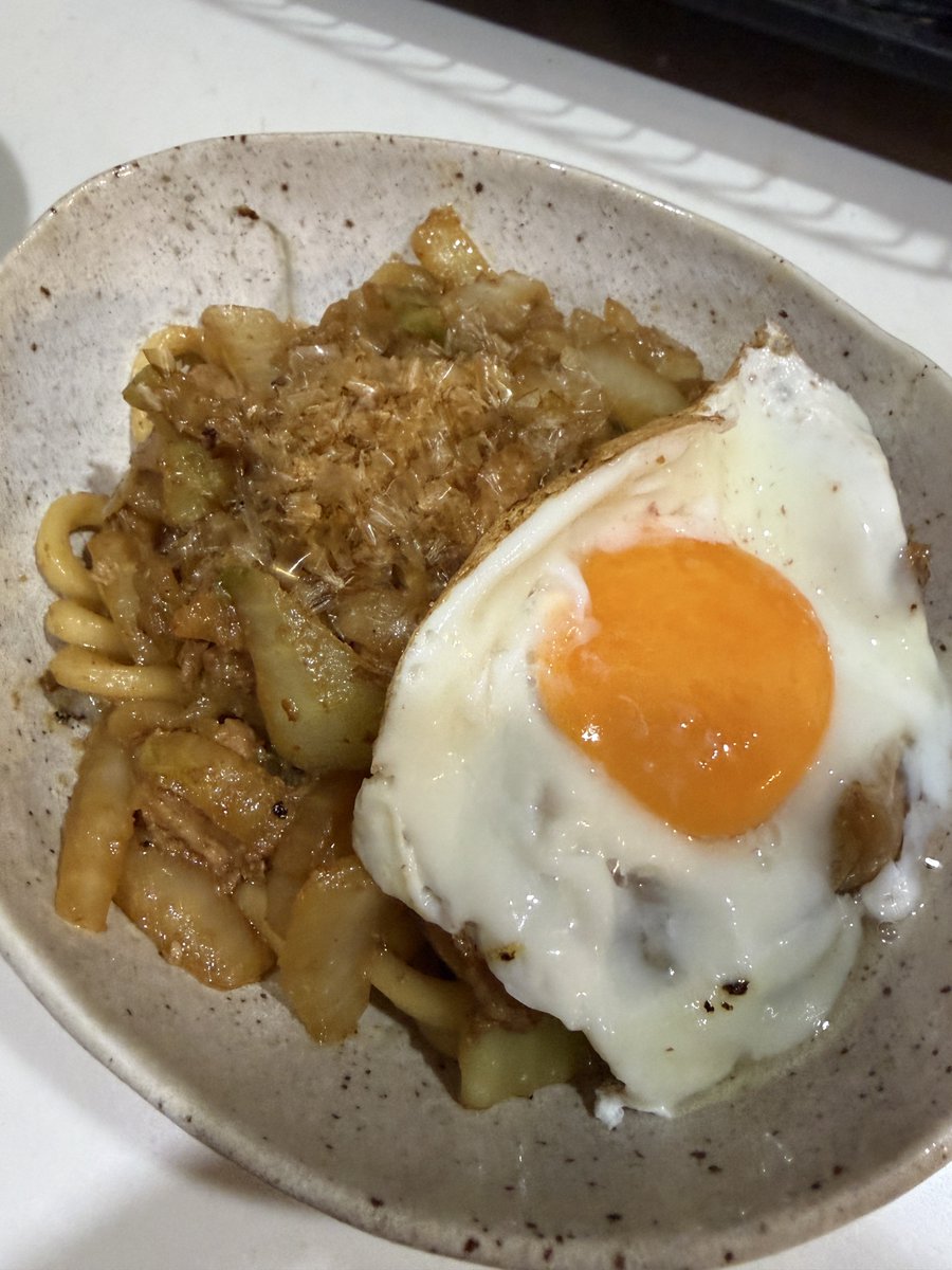 今日は、嫁さんがお出かけしていたので

簡単に

鶏ちゃん🐓焼きうどん

目玉焼き🍳のせ