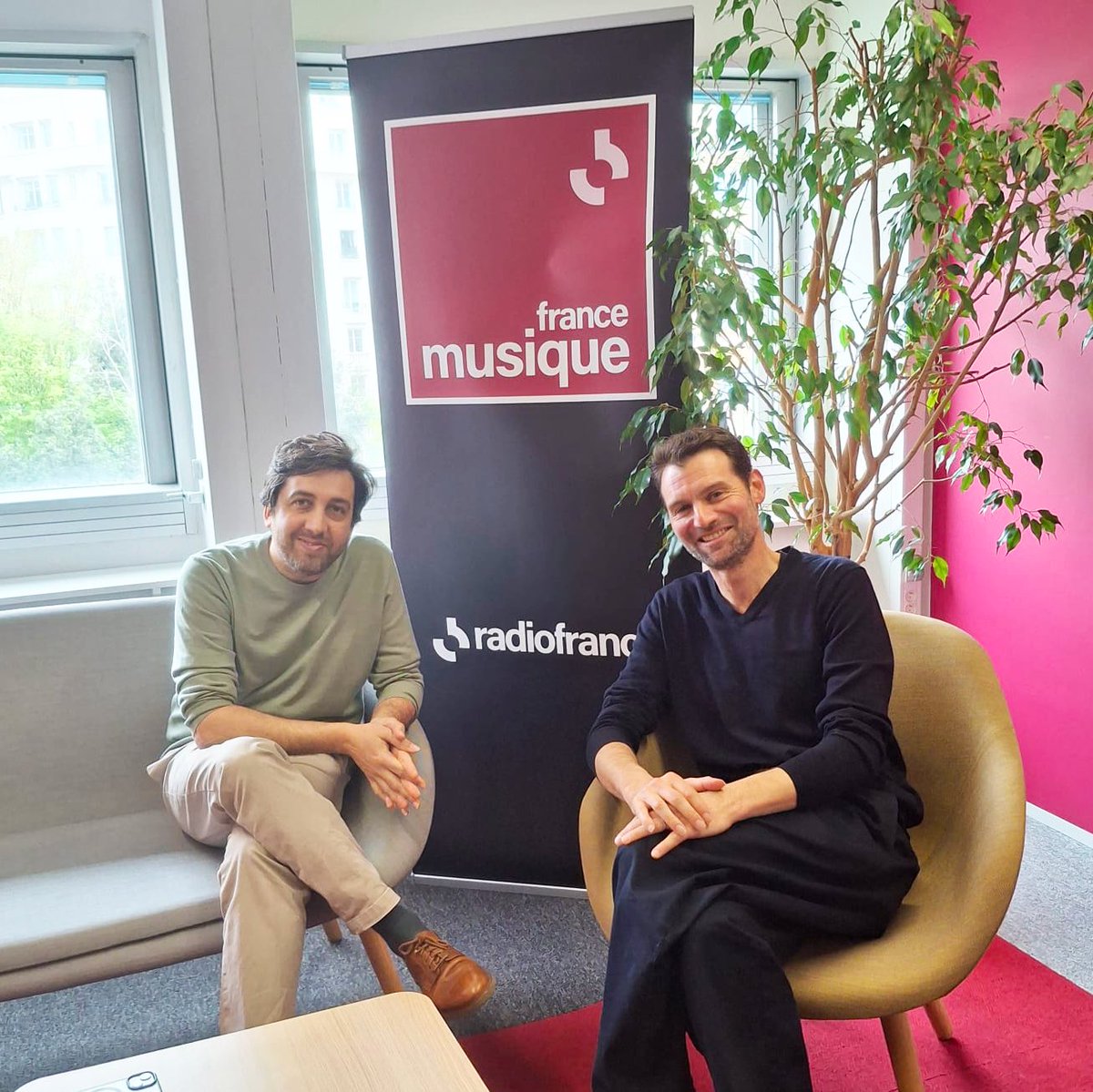 samstrouk's tweet photo. 🎤🎶 Beaucoup de plaisir lors de l’enregistrement avec @Sébastien Llinares à la Maison de la Radio.
Merci à l’équipe de @radiofrance et @francemusique 
“Guitare, Guitares” et “Guitare de légendes”, une émission et un podcast à retrouver sur Radio France aujourd’hui à 13:30 ! https://t.co/Xk38EH7Nf5