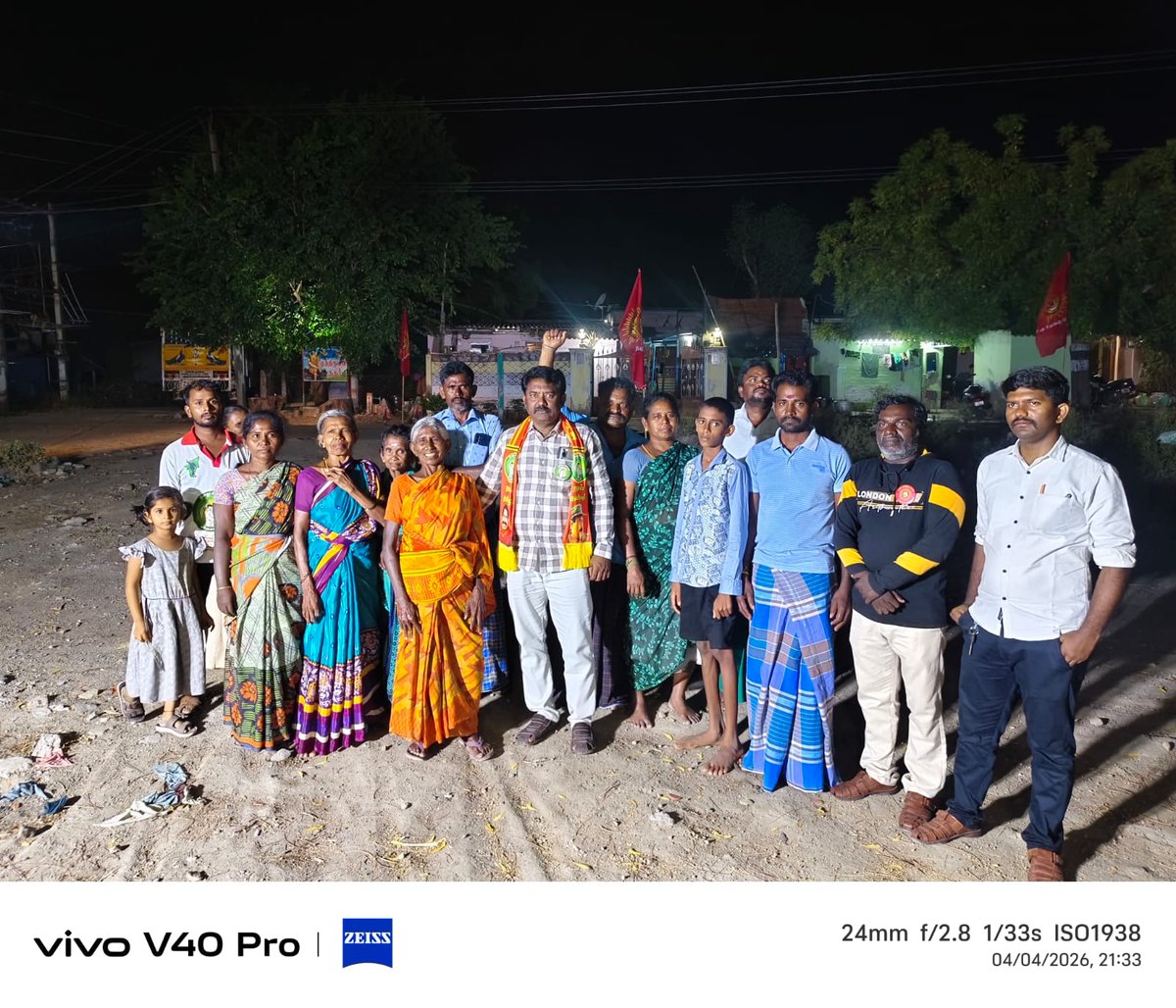 Ntk_Sattur's tweet image. சாத்தூர் சட்டமன்ற தொகுதிக்குட்பட்ட மஞ்சள் ஓடைப்பட்டி கிராமத்தில் நேற்று நடைபெற்ற தெருமுனைப் பிரச்சாரக் கூட்டம் மிகுந்த வரவேற்புடன் சிறப்பாக நடைபெற்றது.
உறவுகள் அனைவரும் உற்சாகத்துடன் கலந்து கொண்டு ஆதரவு தெரிவித்தனர்.

#Sattur
#ntkitwing #Ntkspeech #Anandharaja