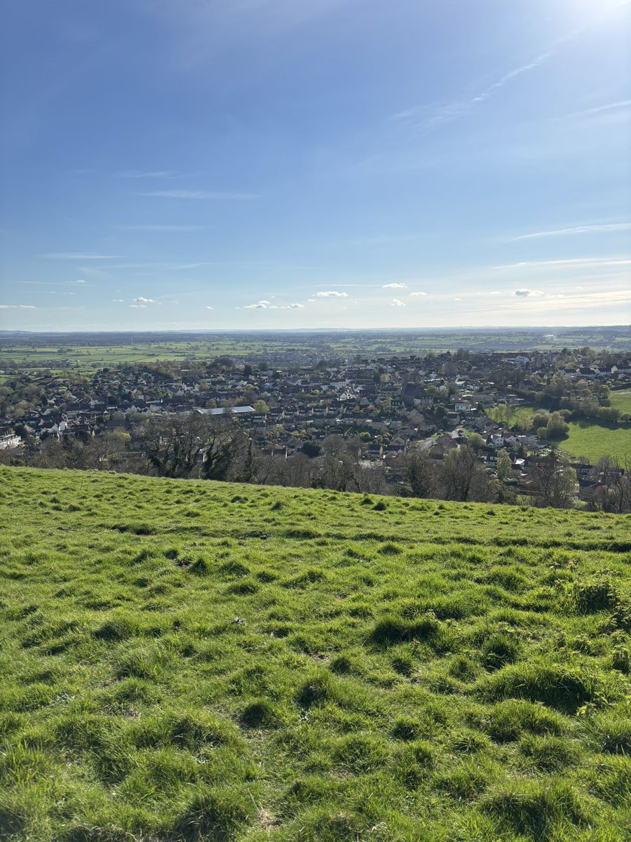 Rugsy01's tweet photo. If you look closely you can make out Kingswood in the distance. Our campsite is flat with posh showers, toilets and village hall. Fab food from The Edge Coffee Shop, live music from the Blues Triad, Dead Dog Cider and Harry Round. Going to be a great weekend. #hots2026 https://t.co/VAjhxOGFf7