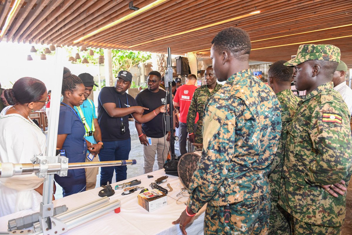 UNSOS_'s tweet image. #HappeningNow

Celebrating International Day for Mine Awareness &amp;amp; Assistance in Mine Action in Mogadishu, @UN partners &amp;amp; colleagues come together to reaffirm their commitment to #MineAction &amp;amp; a safer #Somalia.

Through discussions on the @UNMAS - @UNSOS_ mandate &amp;amp; live