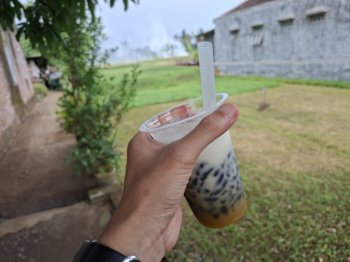 nurdiyansah's tweet photo. Lanjut jajanan sederhana &amp; nyaman di desa di tepian sawah Sleman, Yogyakarta, selain bakso/mi ayam &amp; angkringan.

1. Bebek bacem + tempe krecek, Rp25 ribu (aku minta 2 potong bebek)
2. Wedang ronde, Rp7 ribu
3. Cendol ireng, Rp5 ribu
4. Pecel, Rp3 ribu

Semua enak 😘💚🤎💜 https://t.co/u70XkGzvS3