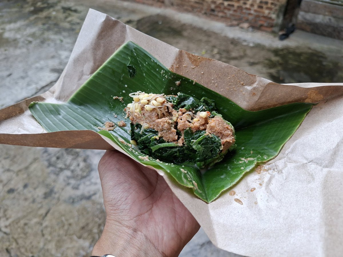 nurdiyansah's tweet photo. Lanjut jajanan sederhana &amp; nyaman di desa di tepian sawah Sleman, Yogyakarta, selain bakso/mi ayam &amp; angkringan.

1. Bebek bacem + tempe krecek, Rp25 ribu (aku minta 2 potong bebek)
2. Wedang ronde, Rp7 ribu
3. Cendol ireng, Rp5 ribu
4. Pecel, Rp3 ribu

Semua enak 😘💚🤎💜 https://t.co/u70XkGzvS3