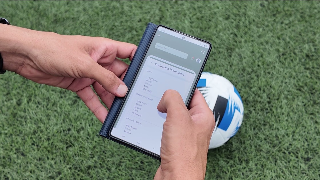 Cogni_Team's tweet photo. 🧠 ⚽ ¿QUIERES CONOCER EL ESTADO ANÍMICO Y EMOCIONAL DE TU PLANTILLA?

CogniTeam, es el software que te va a permitir:

📝 Planificación semanal:

1. Programa tu partido.
2. Añade los cuestionarios a realizar.
3. La plantilla responde a estos desde su móvil a través de la app. https://t.co/iZl9NSg1tv