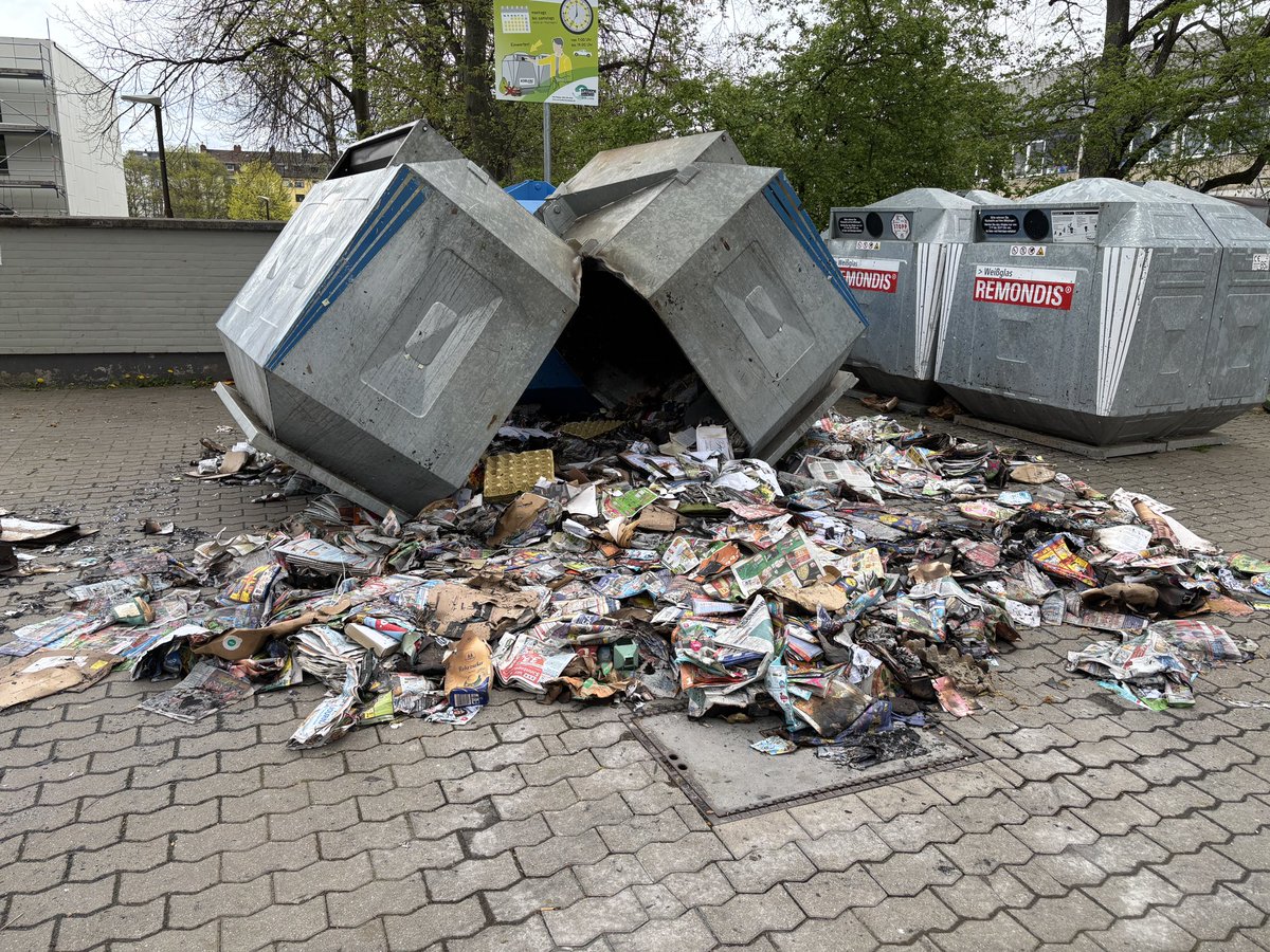 LuisenstadtF's tweet image. Das ist nicht mehr mein Koblenz. Wer macht so etwas? #Brand #Papiercontainer