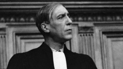 Antho_Repartie's tweet photo. Un de ses confrères raconte à l'avocat Maurice Garçon :

- Ma cliente a assommé son mari parce qu'il lui reprochait de dépenser trop rapidement l’argent du ménage.

- J’imagine que vous avez plaidé la légitime dépense. https://t.co/OWIPOD3ih1