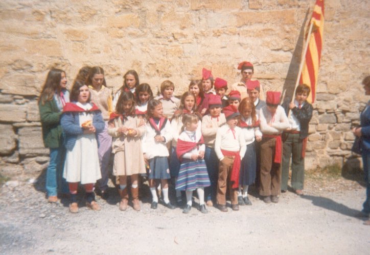 Castell9_Oluges's tweet photo. Temps de #caramelles (a principis dels 80). Els infants han estat sempre la vida dels pobles. https://t.co/Oy8SiOmwPg