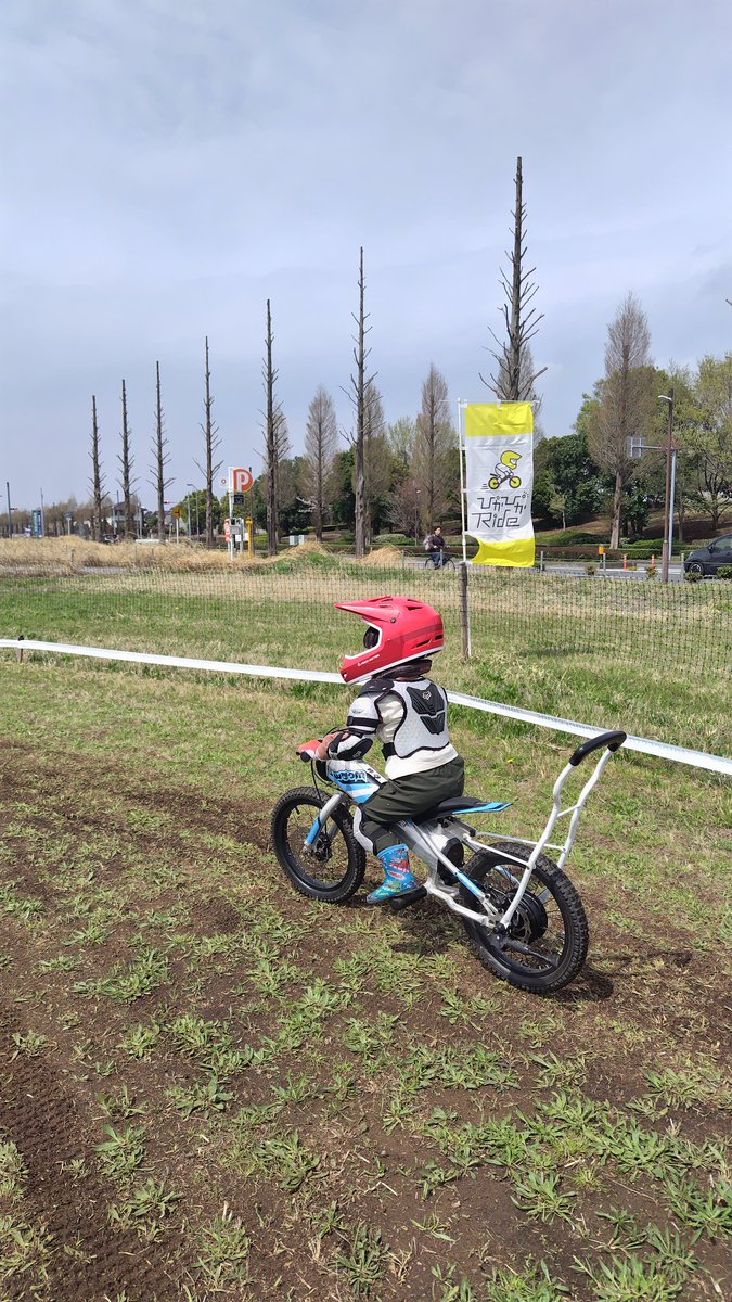 Oculot09's tweet photo. 息子氏、ついに自転車より先に@pikapika_ride さんで電動バイクデビュー🎉
ストライダーは乗れるので、初でもめちゃくちゃ楽しめてて良かった！

なお自分はその後ろを延々と小走りで追跡して、計90minランニングでレースより疲労😂 https://t.co/0hRF2HQgdE