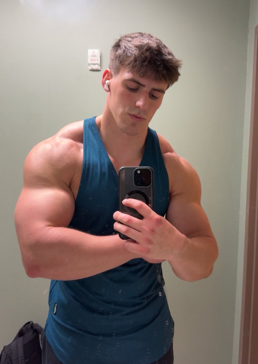 legendpoe's tweet photo. the only men i'm born and raised to serve from to drink from his tiddies to worship his arms https://t.co/3h1i3pBl6o