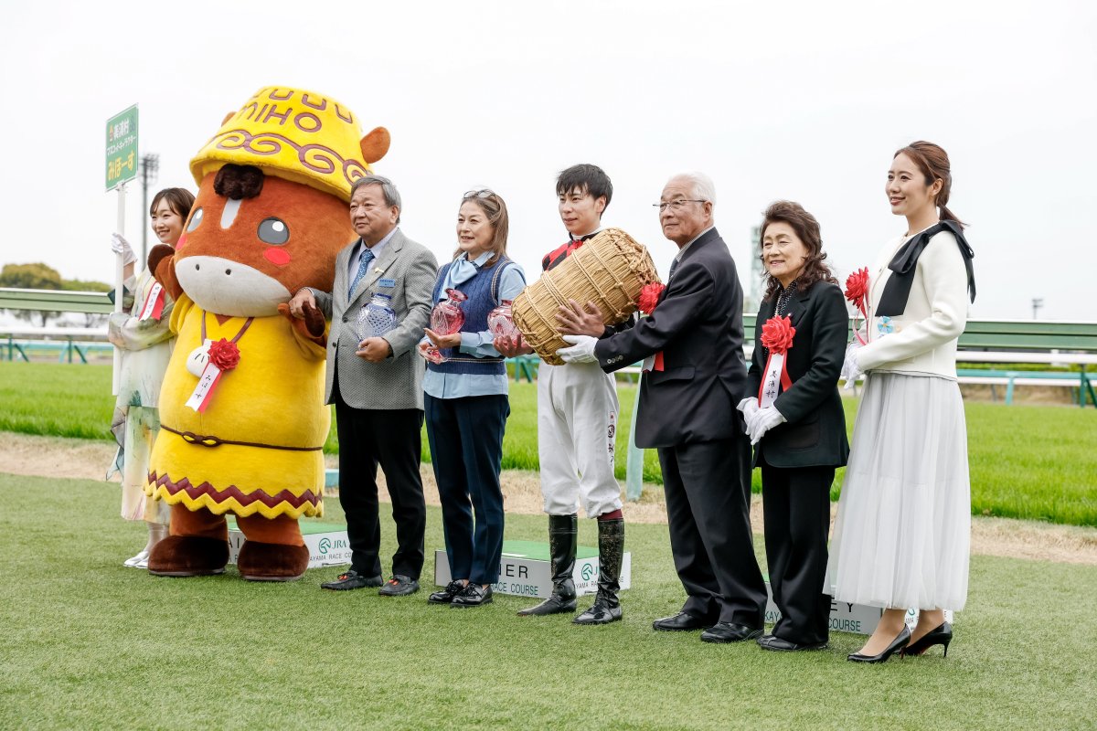 【中山11R 美浦S(4歳上3勝)】
表彰式プレゼンターは美浦村のマスコットキャラクター"みほーす"。

#横山武史 #みほーす #田所あずさ #守永真彩
撮影：下野雄規