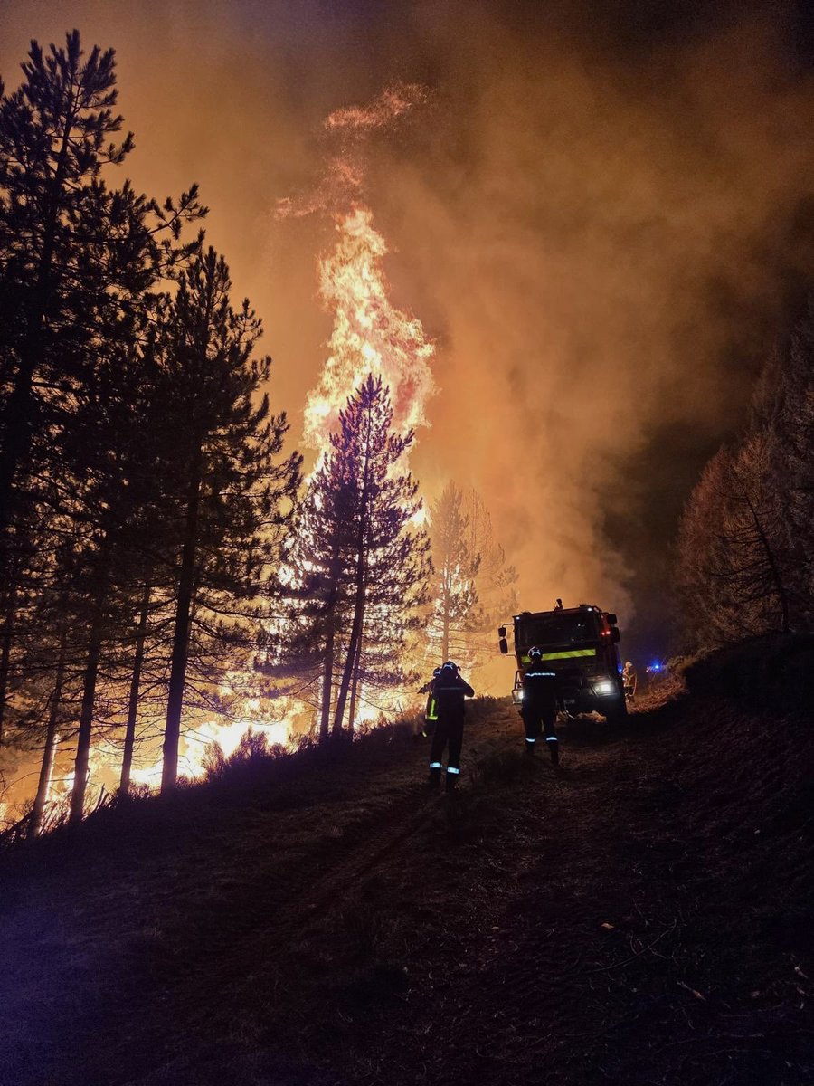 riisc_7's tweet photo. [ #feuxdeforêt ] 🔥

Nos sapeurs-sauveteurs sont intervenus sans délai sur le feu d’Altier, en appui des sapeurs-pompiers de la Lozère (48).
 Une section d’intervention ainsi que des cadres feux tactiques ont été déployés sur le terrain. https://t.co/r6x4daqgPv