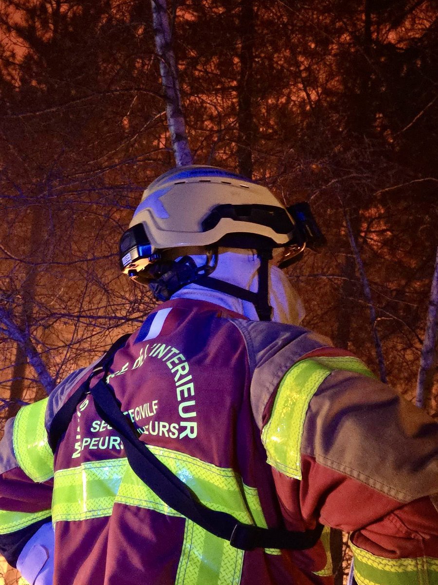 riisc_7's tweet photo. [ #feuxdeforêt ] 🔥

Nos sapeurs-sauveteurs sont intervenus sans délai sur le feu d’Altier, en appui des sapeurs-pompiers de la Lozère (48).
 Une section d’intervention ainsi que des cadres feux tactiques ont été déployés sur le terrain. https://t.co/r6x4daqgPv