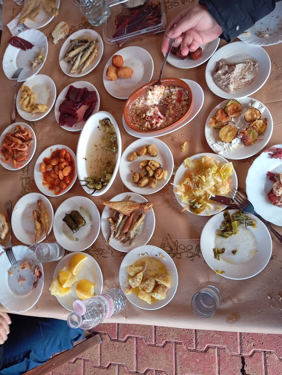 Μέρες που είναι, ήρθαν κι οι γαμπροί οι Αθηναίοι, μη μας φύγουν παραπονεμένοι.
Καλό μεσημέρι από τα ορεινά.