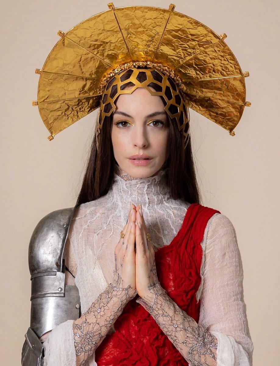TheCinesthetic's tweet photo. New look at Anne Hathaway in David Lowery’s ‘MOTHER MARY’. 📷 https://t.co/fc6fLATyc2