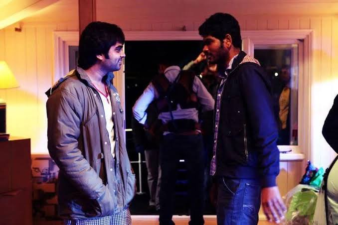 trendsetterbala's tweet photo. #PodaPodi Faced A Long Delay And Finally Released In 2012, Clashing With The Blockbuster #Thuppakki. In The Film, @actorvijay Shoots 12 People, But I Joke That I Was The 13th Who Got Hit 🫣
The Film Didn’t Perform Well At That Time, And I Didn’t Receive Calls For My Next Project 🥺
#ThaanaaSerndhaKoottam, A Remake Of #Special26, Was An Important Opportunity For Me As It Starred #Suriya. Despite Mixed Reviews, Suriya Appreciated My Sincerity And Gifted Me A Car 🏎️
I Told Him I Would Consider It As An Advance For A Future Film Together 🤝