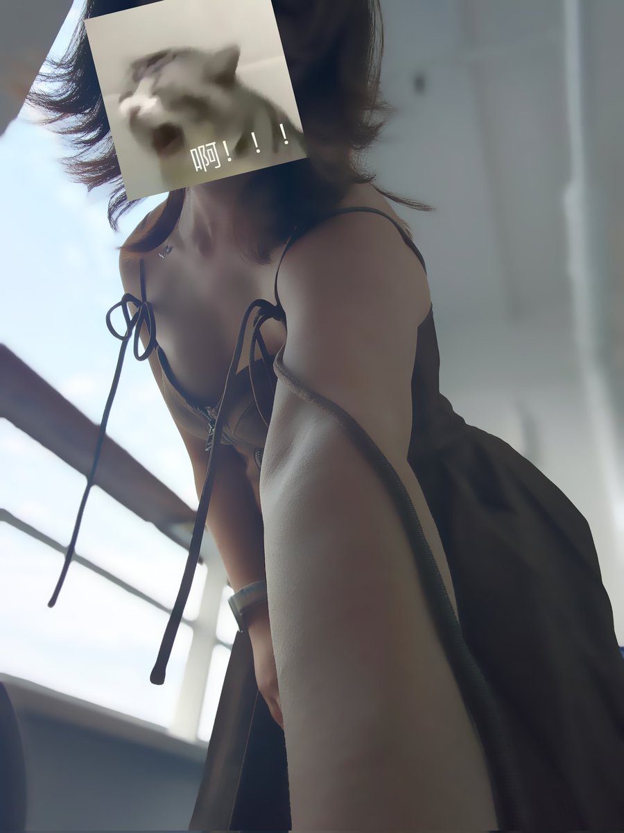 第一次尝试和🦁在邮轮的阳台do

窗外是静谧的，无人之地的公海。
狮子趴在栏杆上大口大口地喘息，把咸凉又潮湿的海风吸进燥热的肺。

我低身在她的背后亲吻松软的屁股，她敏感的身体夹紧我的指间颤抖，汁水顺着我高举的手臂流到肩部发力的肌肉，咬着唇任凭细小舱房聆听细碎的呜咽。
#les #百合