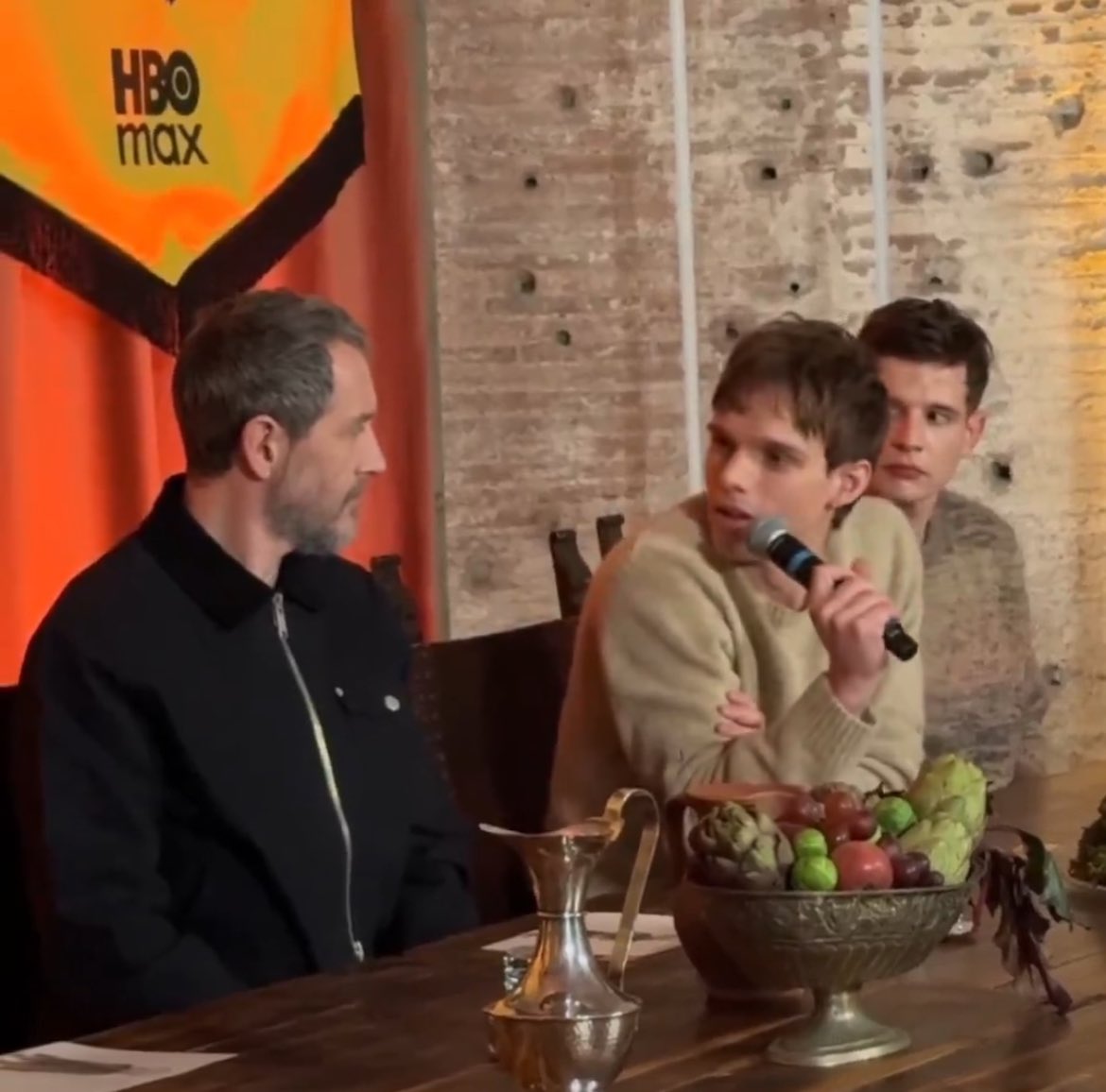 ᕕ( ᐛ )ᕗ tweet media