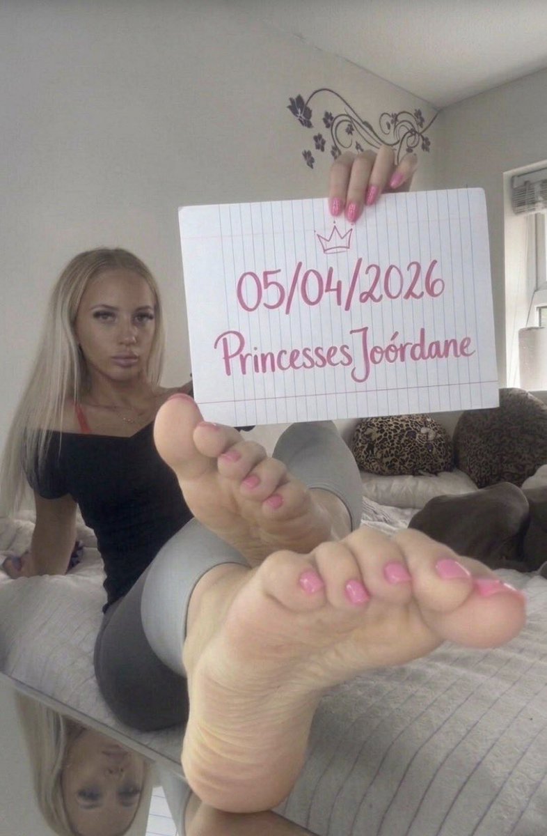 FeetLove8486's tweet photo. #Atm #moneyslave #moneyslavefr #feet #soumis #domina #atm https://t.co/Vyc4aeJNWP