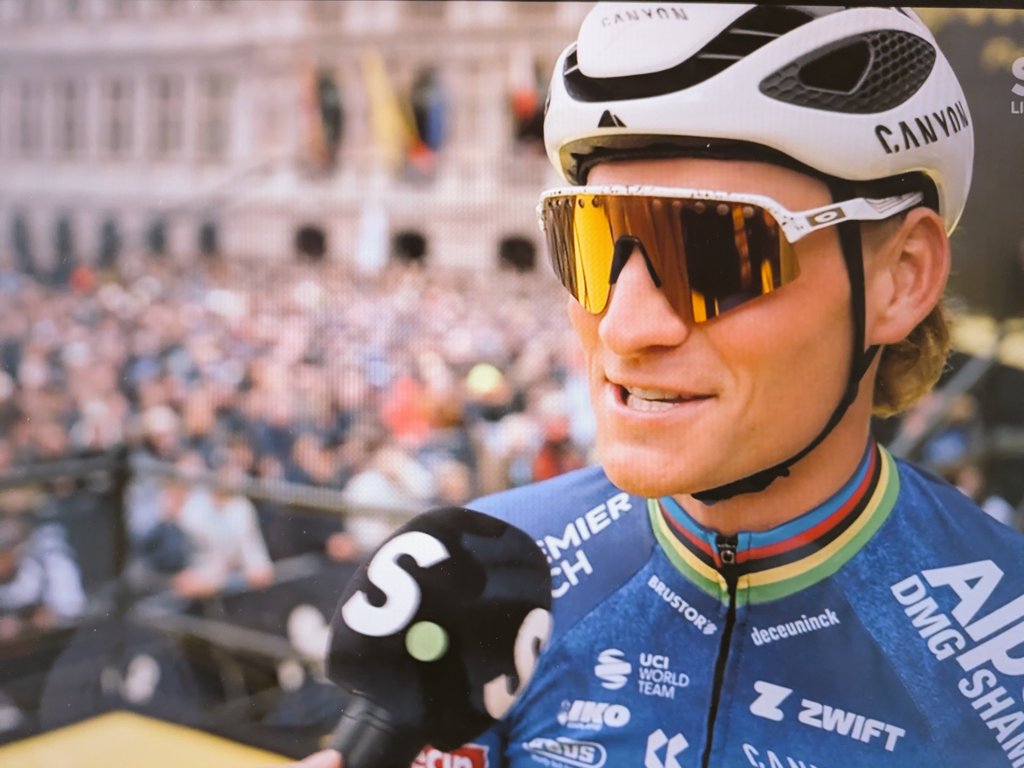 ariedlive's tweet photo. De Ronde van Vlaanderen is weer begonnen 🔥 https://t.co/xcJOmVfIV6