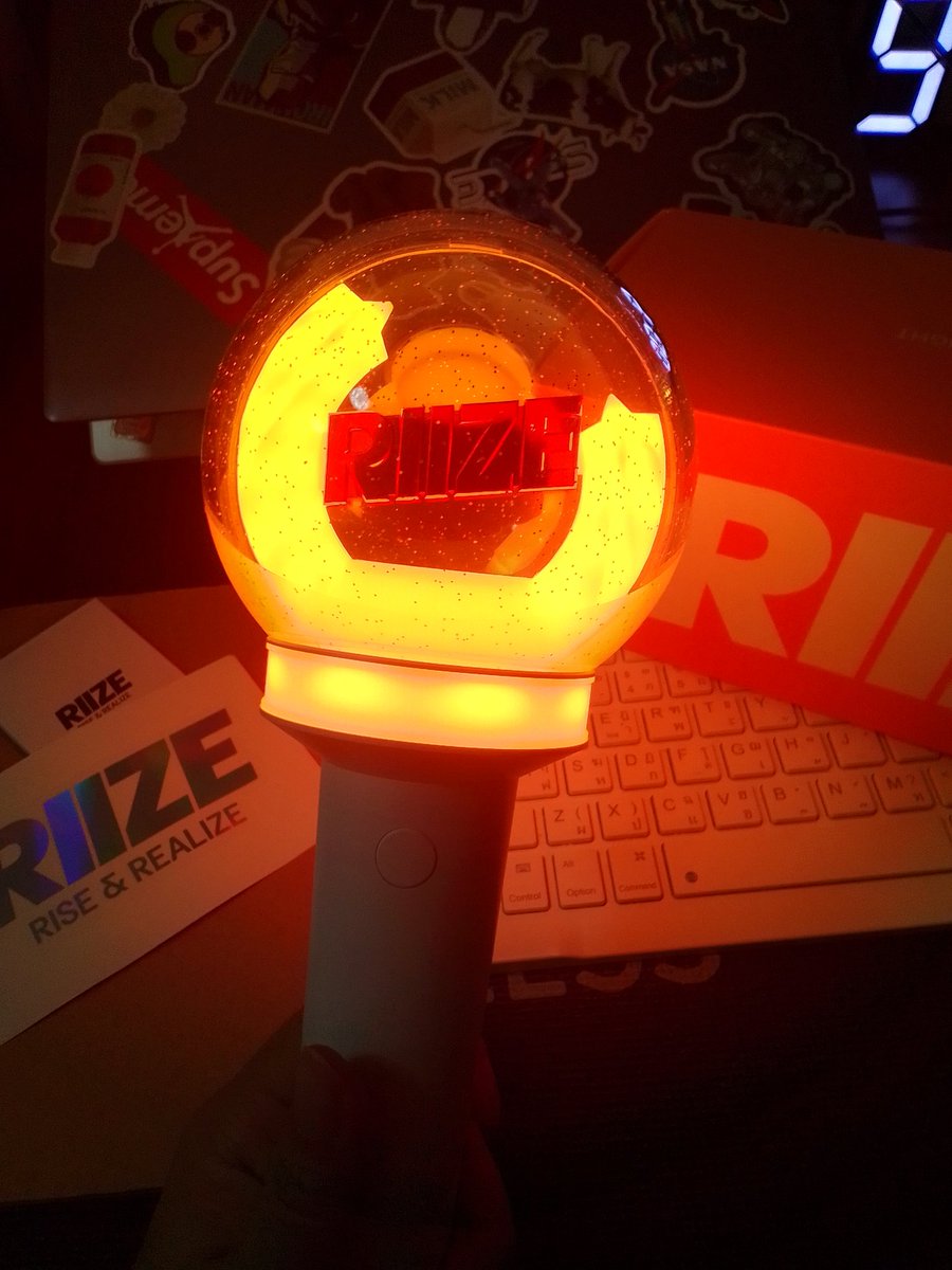 ONNIESart's tweet photo. ส่งต่อบงน้องข้าวค่ะ ติดงานไม่ได้ไปคอน ส่งต่อ แท่งไฟ riize official fanlight 

Dm สอบถามได้ค่ะ ส่งต่อเองนะ♡
#ตลาดนัดRIIZE #ตลาดนัดน้องข้าว #แท่งไฟriize https://t.co/xyXsmKoiau