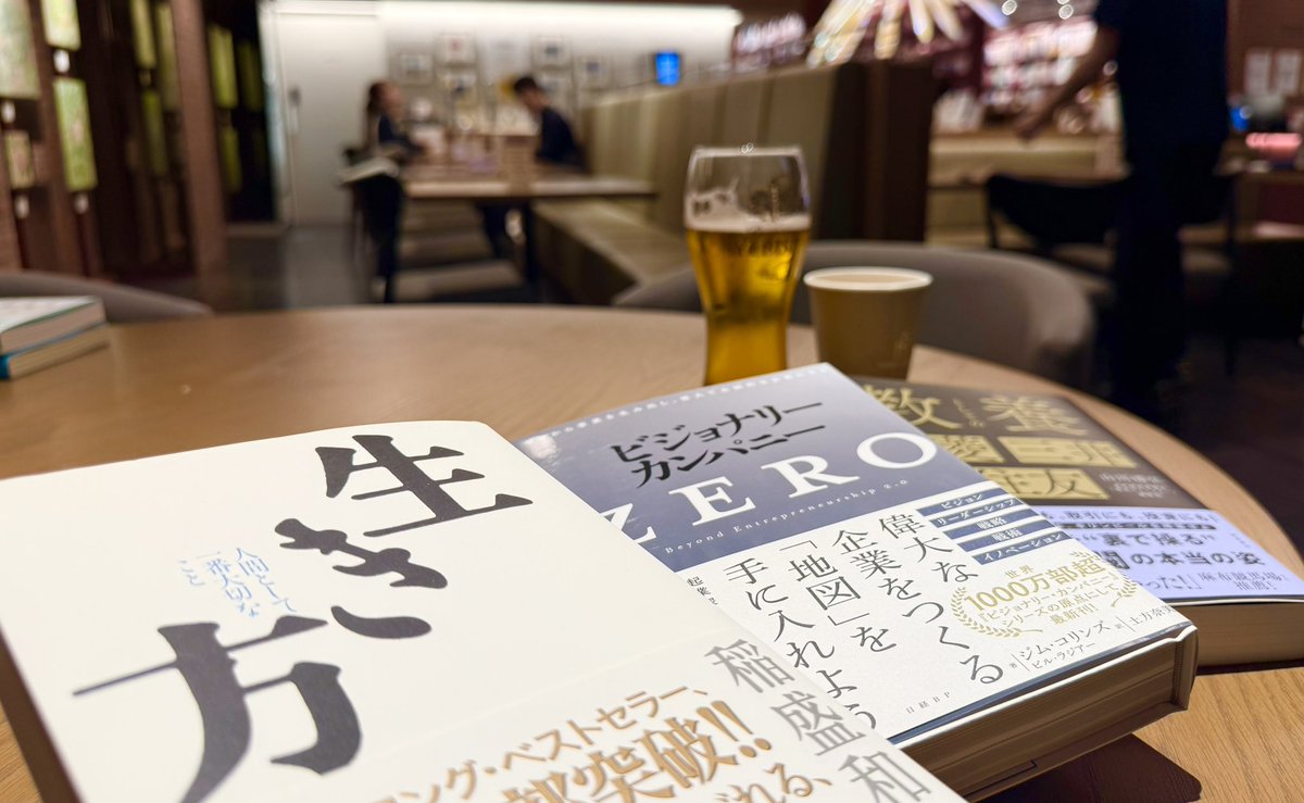 chiarinoda's tweet photo. 月一習慣TSUTAYA BOOKSTORE内のSHARE LOUNGE。今月はまずこの3冊から。 https://t.co/e3lAm0TpI6