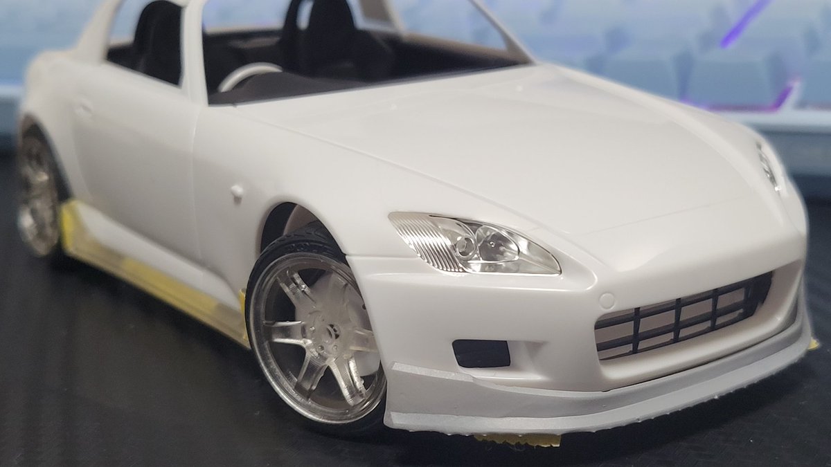 Is0925's tweet photo. TAMIYA 1/24 S2000 タイプV
会社の後輩と盛り上がり突如としてカーモデル製作開始

お手軽ドレスアップな感じでエアロ作ってみました

後は車高下げてキャンバー曲げて…って結局お手軽じゃないんよな～～
#S2000 https://t.co/uHRsGChWXa