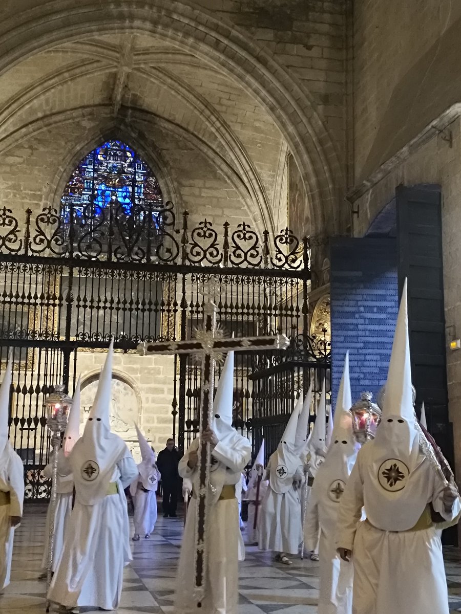 ElMunidor's tweet photo. Semana Santa de Sevilla 2026: crónica de una decadencia perfectamente organizada (y de una resistencia intacta). 🧵 https://t.co/M4ST84a2Hq