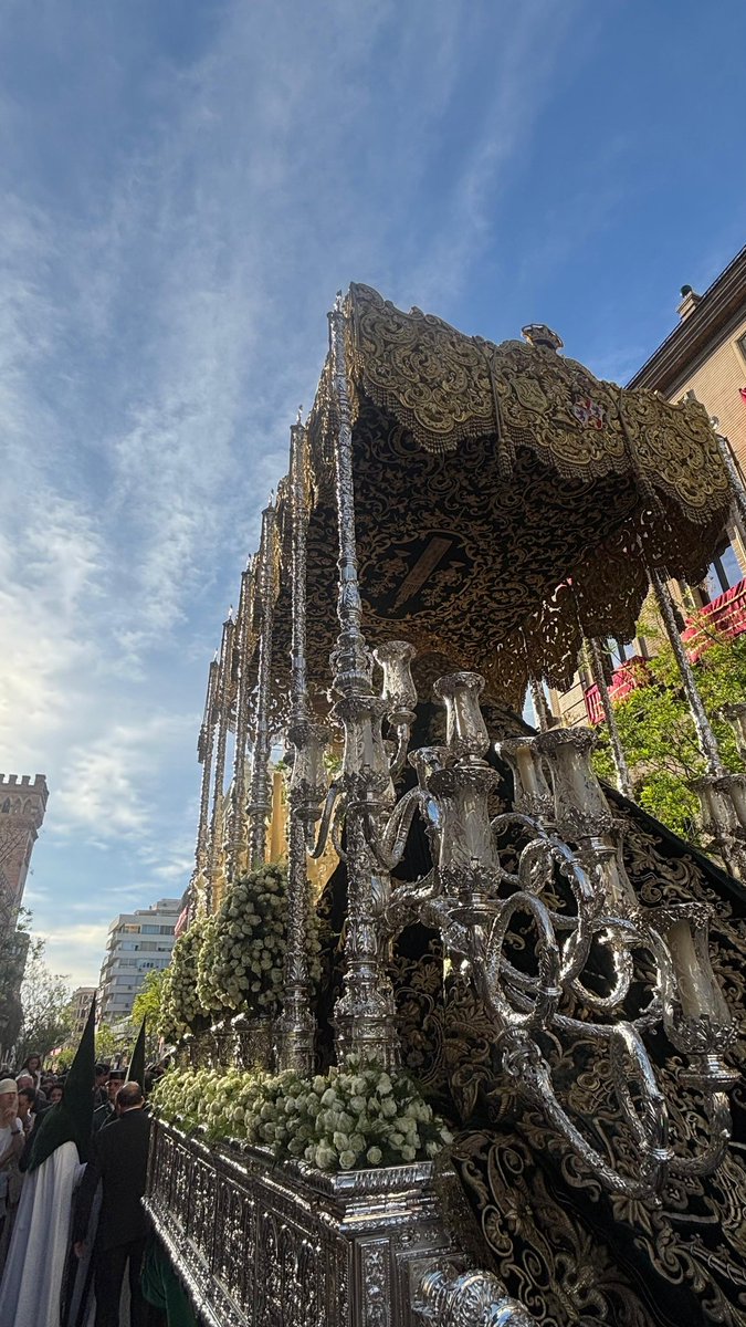 ElMunidor's tweet photo. Semana Santa de Sevilla 2026: crónica de una decadencia perfectamente organizada (y de una resistencia intacta). 🧵 https://t.co/M4ST84a2Hq