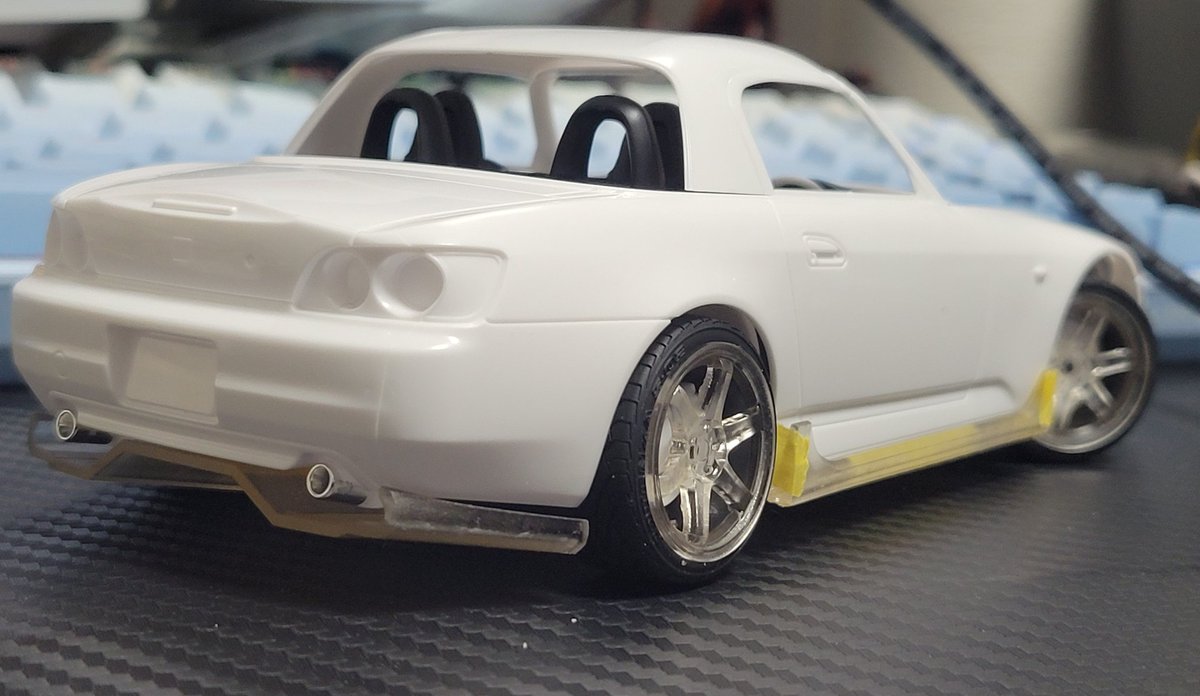 Is0925's tweet photo. TAMIYA 1/24 S2000 タイプV
会社の後輩と盛り上がり突如としてカーモデル製作開始

お手軽ドレスアップな感じでエアロ作ってみました

後は車高下げてキャンバー曲げて…って結局お手軽じゃないんよな～～
#S2000 https://t.co/uHRsGChWXa