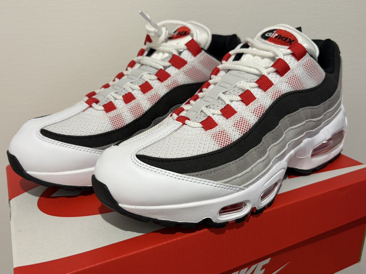 okky1980's tweet photo. 高校生のときに羨望の眼差しで見つめていたスニーカー(NIKE Air Max 95)を30年の時を超えて手に入れる世界線👟
#nike #airmax #airmax95 https://t.co/GalDrOnrYo