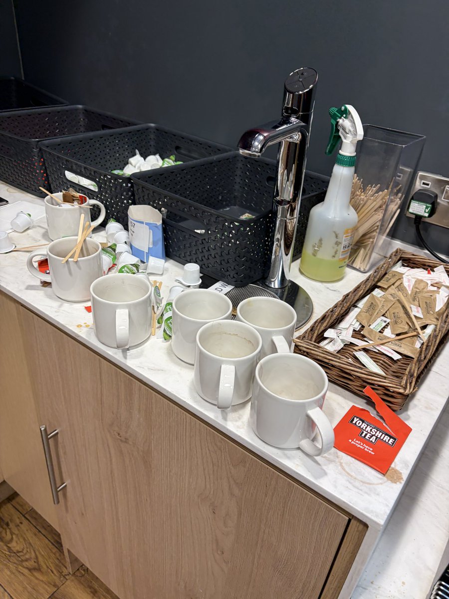 bich1370's tweet photo. @LNER 1st class lounge in Doncaster a tip. No milk in the only machine working. I felt sorry for the poor staff member who was trying to get on top of it and dispatch trains. https://t.co/SbPx2D0BNj
