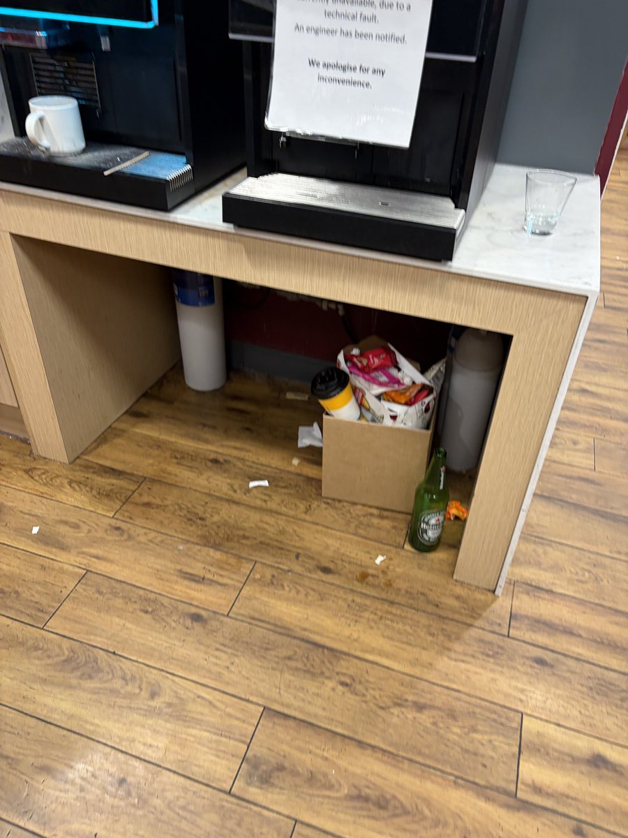 bich1370's tweet photo. @LNER 1st class lounge in Doncaster a tip. No milk in the only machine working. I felt sorry for the poor staff member who was trying to get on top of it and dispatch trains. https://t.co/SbPx2D0BNj
