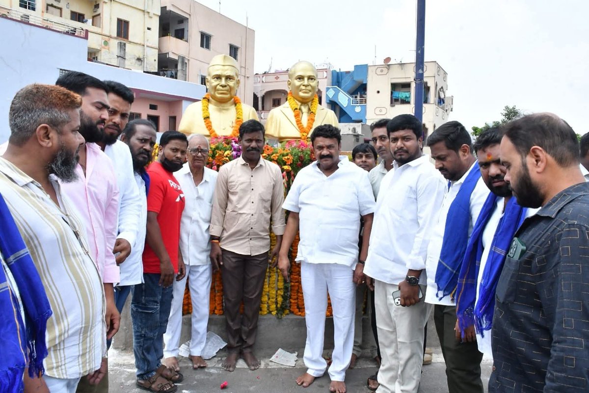 YadavTalasani's tweet photo. On the occasion of the birth anniversary of former Deputy Prime Minister Babu Jagjivan Ram, participated in programs held at Patigadda and Old Custom areas in Begumpet Division and paid floral tributes.

#JagjivanRam #Jayanti #Tribute #Begumpet #Sanathnagarconstituency https://t.co/5A2YSl9ULx