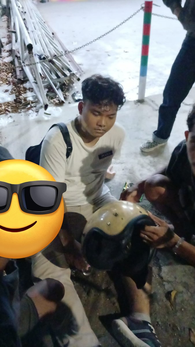 sprtwllbr's tweet photo. Wkwk malah jatoh dari motor cokk 
(posisi gua ga sadar, udh ga denger sama galiat apa apa) https://t.co/JzwYy8a7WP