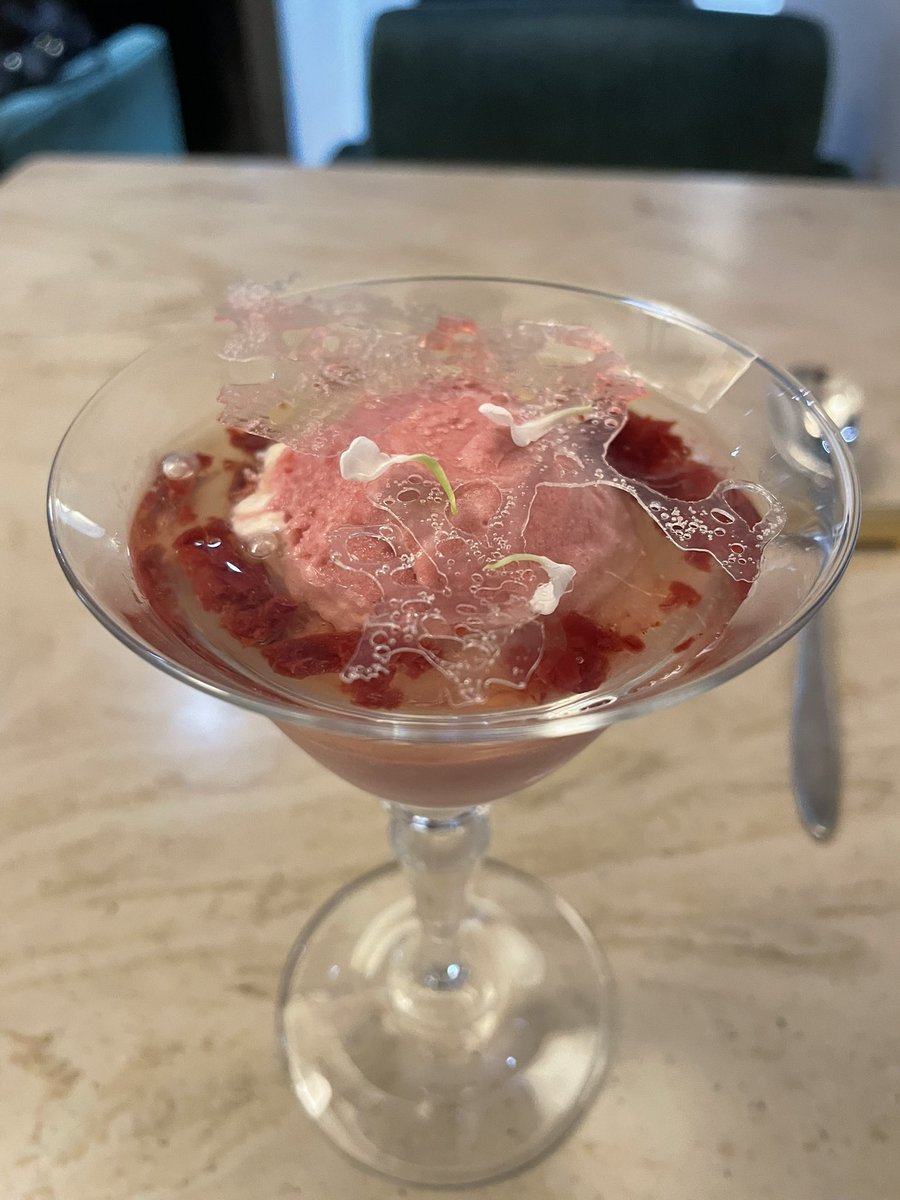 そして桜の季節のおやつ🌸　
花も団子🍡も好き😊