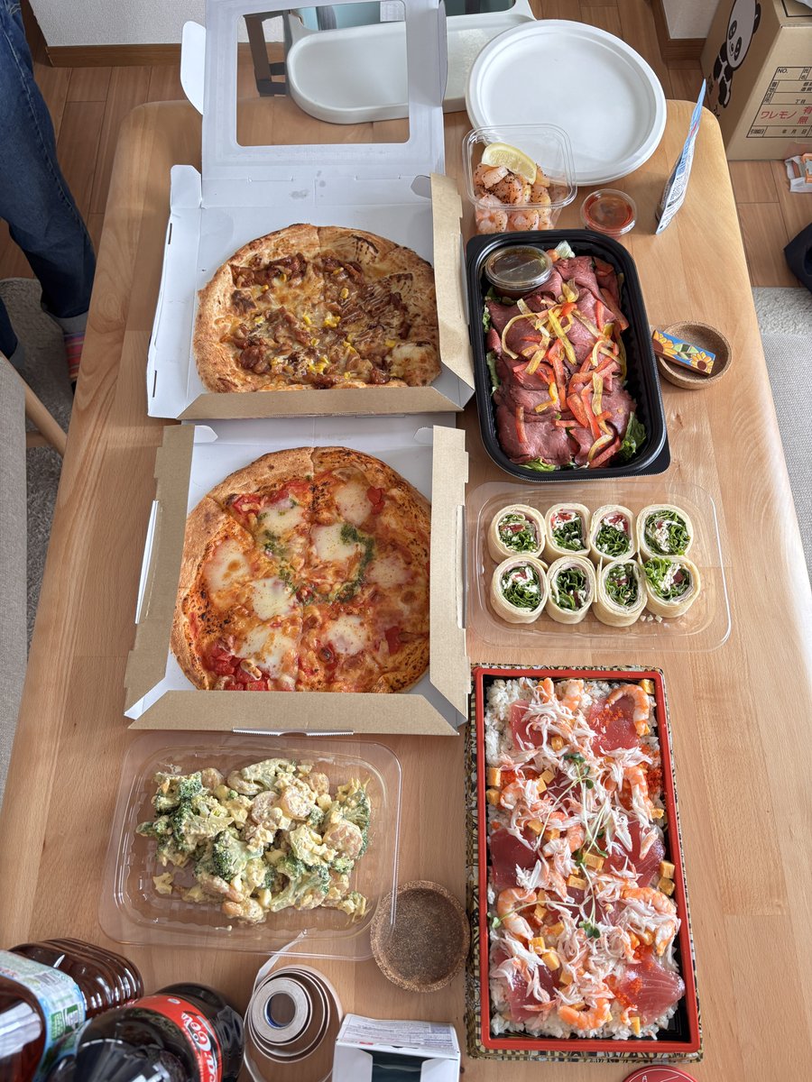 我が家にて林飯送別会してもらった🍕
男3人に買い出し任せたら大量に買ってきてくれた😂
一番盛り上がった話はポケモン
🦍は味楽るミミカのオープニングの曲で記憶が蘇って盛り上がり、我が子のように👶🏻を抱っこして、巨体に安心して👶🏻は寝そうになってた😌
次はみんなで大阪で👋