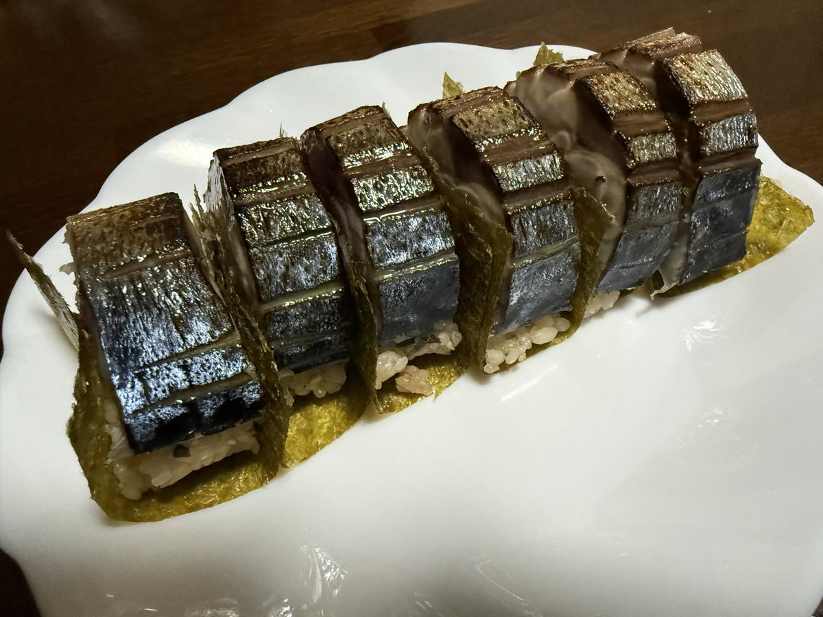 mtsyny's tweet photo. 鯖好きの私が行き着いた最高に美味しい食べ方🥰
赤酢シャリに自家製ガリ、白ゴマ、大葉を入れるがオススメ👏
#鯖棒鮨 #しめ鯖 https://t.co/yNH5RtqYtW