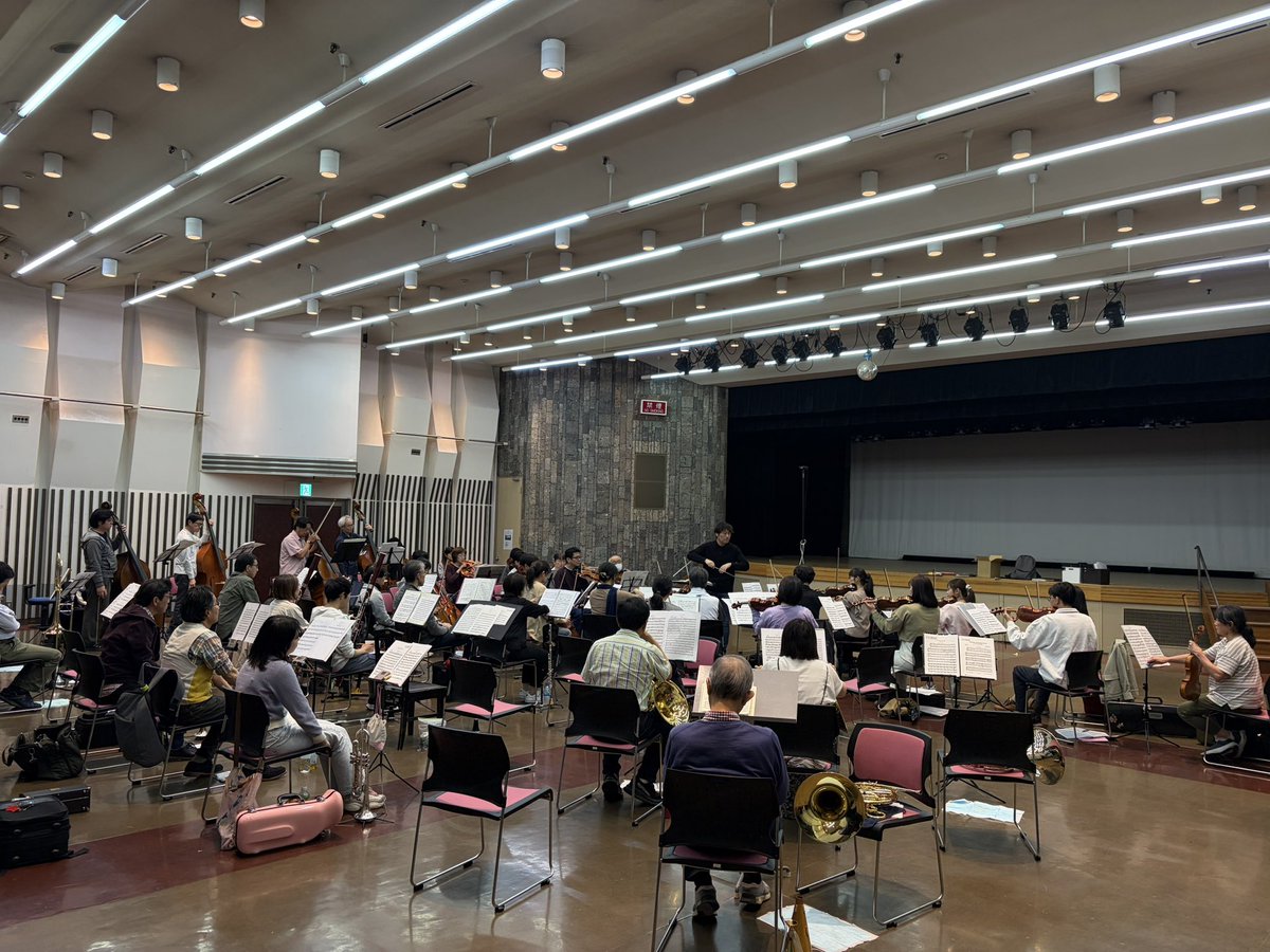nipponsymphony's tweet photo. 今日は金井先生の初合奏練習です。
ハイドン合奏中。ハイドンの音楽や和声についてのご指導いただいています。
中の人、2楽章はtacet。
＃小山市
＃オーケストラ
＃シャブリエ
＃狂詩曲「スペイン」
＃ハイドン
＃交響曲第103番
＃ムソルグスキー
＃組曲「展覧会の絵」 https://t.co/gIRFehmwqb