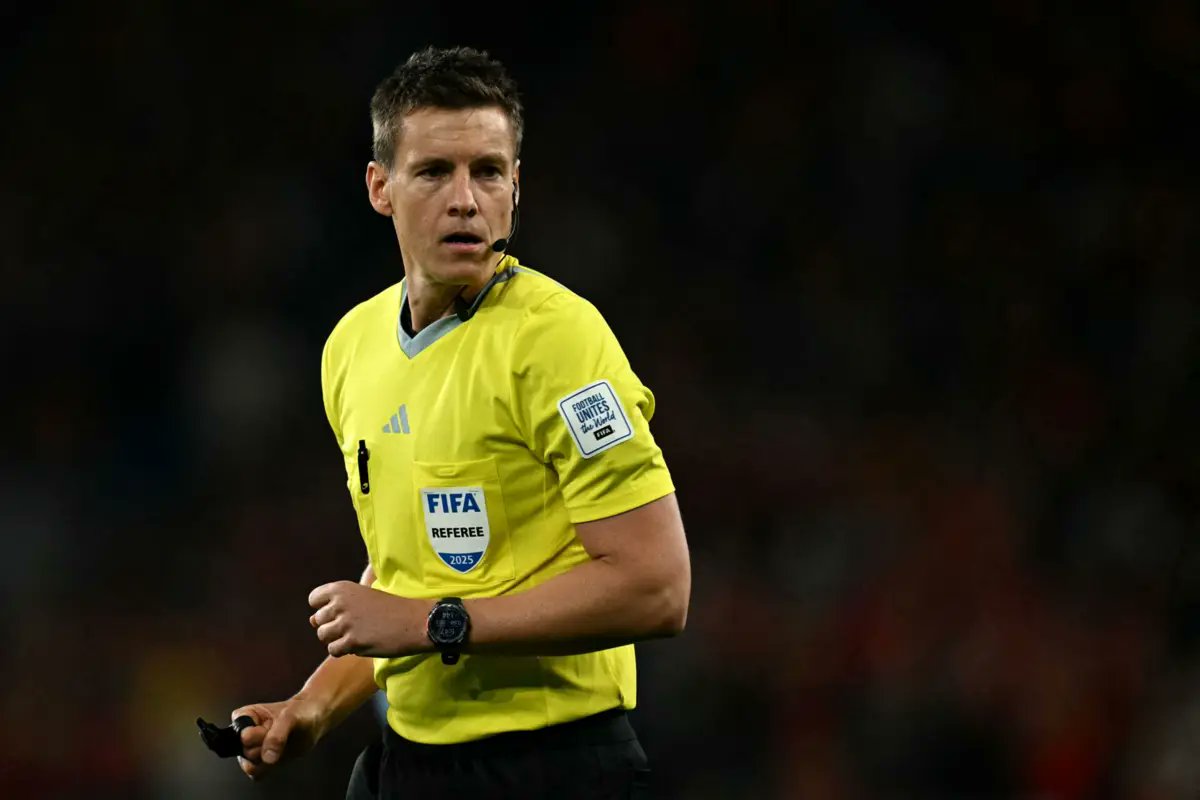 O alemão Daniel Siebert é o árbitro escolhido pela UEFA para arbitrar o Sporting - Arsenal, esta terça-feira.