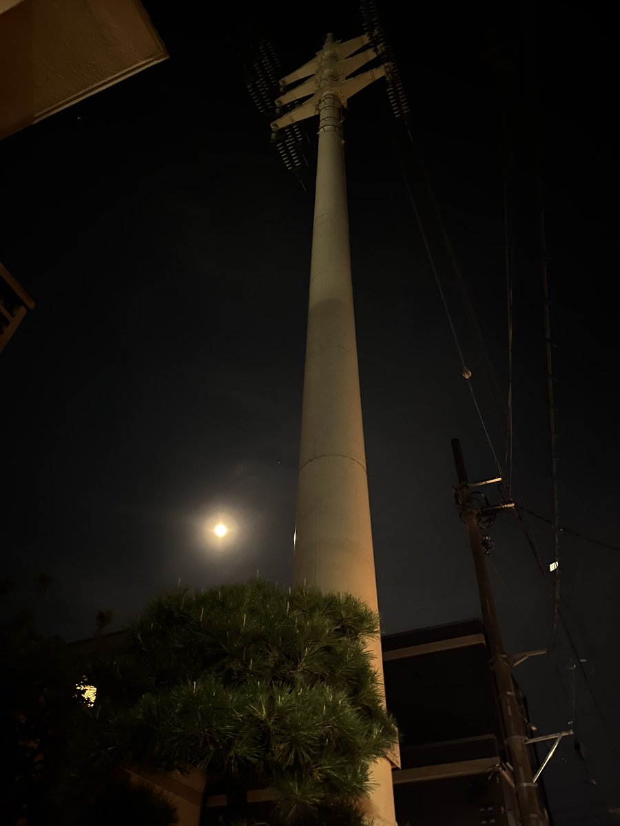 TAK2259's tweet photo. 月が綺麗な夜でした。
あまり来ない町の知らない道を歩きました。ついついマップを開きそうになって、やめました。 https://t.co/8yx0DtOzf7