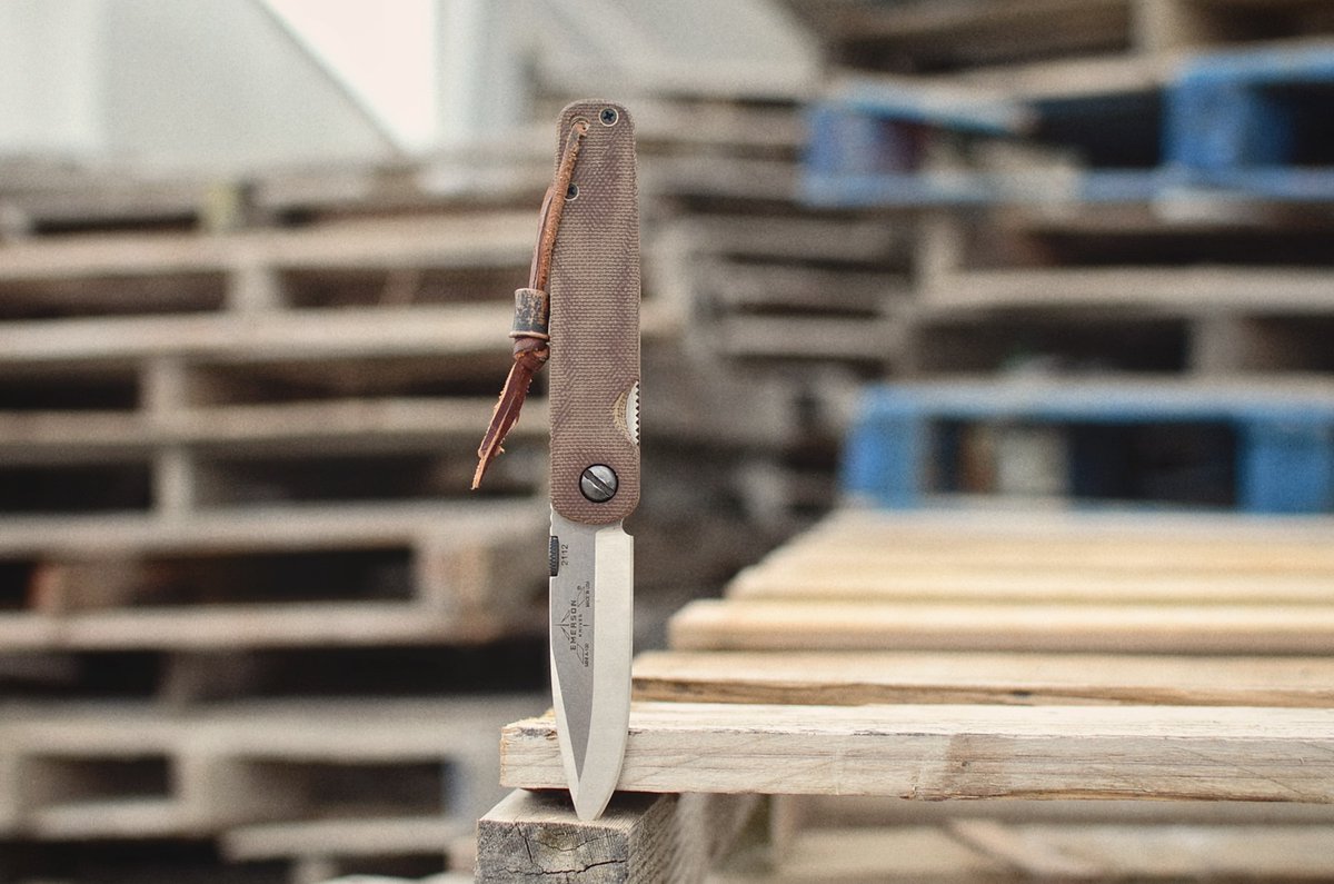 Emerson_knives's tweet image. What handle material do you prefer?

#a100 shown with micarta handles. 

Photo by @micahtbyrd 
#madeintheusa #emersonknives #americasknifecompany